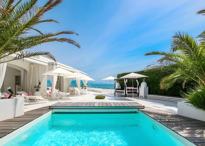 Pieds Dans L'eau Au Cap D'antibes