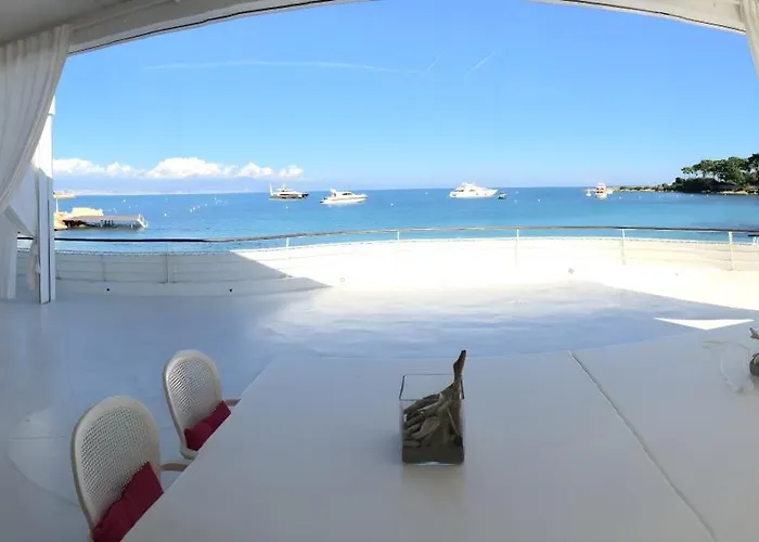 Villa Pieds Dans L'eau Au Cap D'antibes