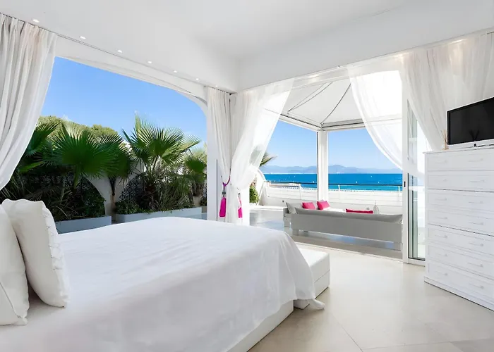 Pieds Dans L'eau Au Cap D'antibes